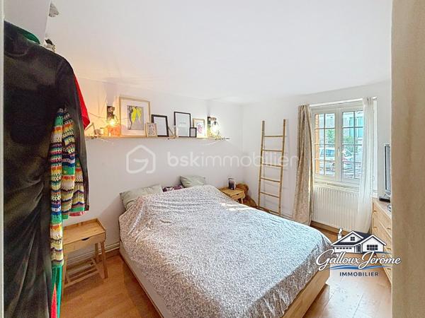 Appartement 4 pièces – 82 m² avec jardin privatif

Découvrez cet agréable appartement F4 de 82 m² offrant un véritable compromis entre la maison et l’appartement, idéal pour une première acquisition ou pour une famille recherchant confort et extérieur.

Dès l’entrée, vous serez séduit par un séjour/salon lumineux donnant directement accès à une terrasse et à un jardin privatif de 44 m², parfait pour profiter des beaux jours, partager des repas en extérieur ou laisser les enfants jouer en toute tranquillité.

L’appartement dispose également d’une cuisine aménagée et équipée, de trois chambres confortables, d’une salle de bains, ainsi que d’un cellier offrant un espace de rangement supplémentaire.

Pour compléter ce bien, vous bénéficierez également d’une cave en sous-sol.

Les + du bien :

Jardin privatif de 44 m²
3 chambres
Cave en sous-sol
Belle luminosité
Entre maison et appartement
Idéal première acquisition

Un bien rare sur le secteur, à visiter sans tarder !