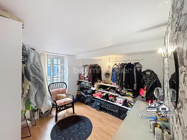 Appartement 4 pièces – 82 m² avec jardin privatif

Découvrez cet agréable appartement F4 de 82 m² offrant un véritable compromis entre la maison et l’appartement, idéal pour une première acquisition ou pour une famille recherchant confort et extérieur.

Dès l’entrée, vous serez séduit par un séjour/salon lumineux donnant directement accès à une terrasse et à un jardin privatif de 44 m², parfait pour profiter des beaux jours, partager des repas en extérieur ou laisser les enfants jouer en toute tranquillité.

L’appartement dispose également d’une cuisine aménagée et équipée, de trois chambres confortables, d’une salle de bains, ainsi que d’un cellier offrant un espace de rangement supplémentaire.

Pour compléter ce bien, vous bénéficierez également d’une cave en sous-sol.

Les + du bien :

Jardin privatif de 44 m²
3 chambres
Cave en sous-sol
Belle luminosité
Entre maison et appartement
Idéal première acquisition

Un bien rare sur le secteur, à visiter sans tarder !