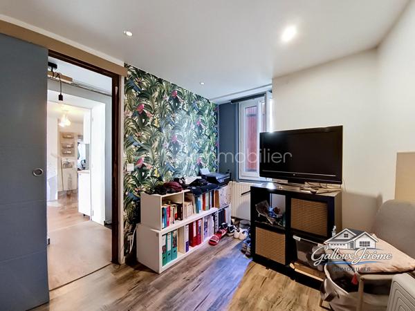 Appartement 4 pièces – 82 m² avec jardin privatif

Découvrez cet agréable appartement F4 de 82 m² offrant un véritable compromis entre la maison et l’appartement, idéal pour une première acquisition ou pour une famille recherchant confort et extérieur.

Dès l’entrée, vous serez séduit par un séjour/salon lumineux donnant directement accès à une terrasse et à un jardin privatif de 44 m², parfait pour profiter des beaux jours, partager des repas en extérieur ou laisser les enfants jouer en toute tranquillité.

L’appartement dispose également d’une cuisine aménagée et équipée, de trois chambres confortables, d’une salle de bains, ainsi que d’un cellier offrant un espace de rangement supplémentaire.

Pour compléter ce bien, vous bénéficierez également d’une cave en sous-sol.

Les + du bien :

Jardin privatif de 44 m²
3 chambres
Cave en sous-sol
Belle luminosité
Entre maison et appartement
Idéal première acquisition

Un bien rare sur le secteur, à visiter sans tarder !