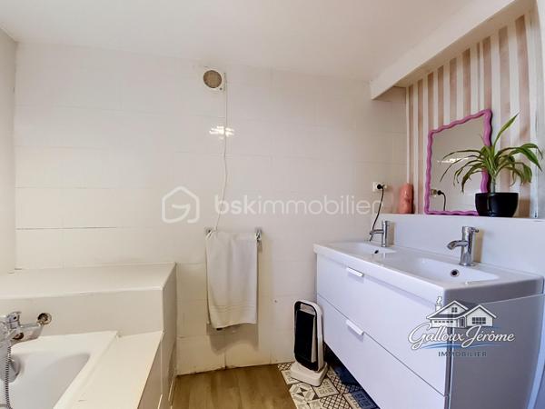 Appartement 4 pièces – 82 m² avec jardin privatif

Découvrez cet agréable appartement F4 de 82 m² offrant un véritable compromis entre la maison et l’appartement, idéal pour une première acquisition ou pour une famille recherchant confort et extérieur.

Dès l’entrée, vous serez séduit par un séjour/salon lumineux donnant directement accès à une terrasse et à un jardin privatif de 44 m², parfait pour profiter des beaux jours, partager des repas en extérieur ou laisser les enfants jouer en toute tranquillité.

L’appartement dispose également d’une cuisine aménagée et équipée, de trois chambres confortables, d’une salle de bains, ainsi que d’un cellier offrant un espace de rangement supplémentaire.

Pour compléter ce bien, vous bénéficierez également d’une cave en sous-sol.

Les + du bien :

Jardin privatif de 44 m²
3 chambres
Cave en sous-sol
Belle luminosité
Entre maison et appartement
Idéal première acquisition

Un bien rare sur le secteur, à visiter sans tarder !