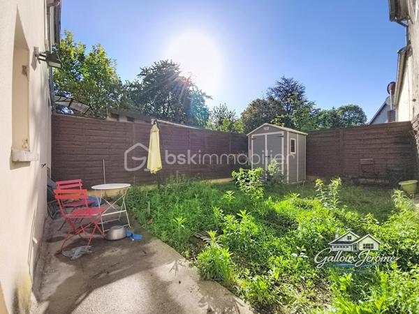 Appartement 4 pièces – 82 m² avec jardin privatif

Découvrez cet agréable appartement F4 de 82 m² offrant un véritable compromis entre la maison et l’appartement, idéal pour une première acquisition ou pour une famille recherchant confort et extérieur.

Dès l’entrée, vous serez séduit par un séjour/salon lumineux donnant directement accès à une terrasse et à un jardin privatif de 44 m², parfait pour profiter des beaux jours, partager des repas en extérieur ou laisser les enfants jouer en toute tranquillité.

L’appartement dispose également d’une cuisine aménagée et équipée, de trois chambres confortables, d’une salle de bains, ainsi que d’un cellier offrant un espace de rangement supplémentaire.

Pour compléter ce bien, vous bénéficierez également d’une cave en sous-sol.

Les + du bien :

Jardin privatif de 44 m²
3 chambres
Cave en sous-sol
Belle luminosité
Entre maison et appartement
Idéal première acquisition

Un bien rare sur le secteur, à visiter sans tarder !
