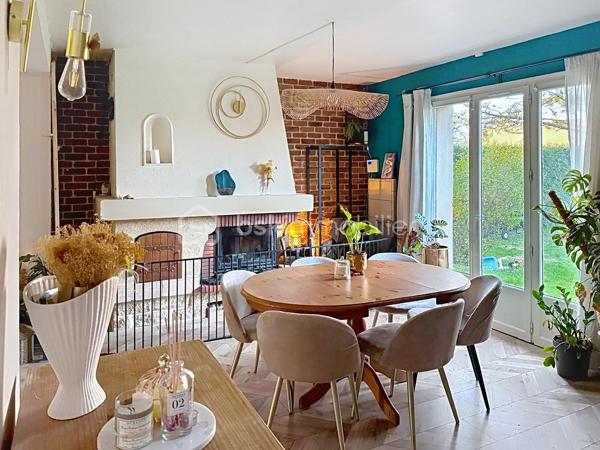 Découvrez cette magnifique propriété de 147 m² située à Saint-Pathus, dans un environnement calme et recherché, offrant un cadre de vie privilégié alliant confort moderne et excellente performance énergétique. Un bien rare sur le secteur, idéal pour une famille souhaitant conjuguer proximité des commodités et tranquillité au quotidien.

L’intérieur, parfaitement optimisé et sans perte d’espace, se compose de 8 pièces, dont 4 belles chambres spacieuses et 2 salles d’eau contemporaines. La vie de famille s’organise autour d’un vaste séjour lumineux, complété par une chambre en rez-de-chaussée, ainsi qu’un garage attenant pour plus de praticité.

Les volumes généreux permettent également d’aménager facilement un espace télétravail, une salle de jeux ou tout autre projet selon vos besoins.

À l’extérieur, vous profiterez d’un superbe terrain de 1 000 m² sans aucun vis-à-vis, véritable havre de paix. Une piscine et une grande terrasse viennent parfaire cet espace idéal pour les moments de détente et les réceptions en famille ou entre amis.

Parfaitement entretenue, cette maison ne nécessite aucun travaux : vous n’avez plus qu’à poser vos valises et profiter pleinement des beaux jours.

Pour organiser une visite, contactez Mme Oliveira – BSK Immobilier au 07 68 07 60 36.
