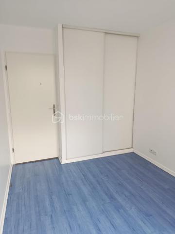 ISSY-LES-MOULINEAUX – QUARTIER VAL DE SEINE

Idéalement situé dans un environnement recherché et agréable, venez découvrir ce beau F3 de 68 m²
offrant confort, luminosité et qualité de vie.

Vous serez séduit par son agréable séjour avec un agencement sans perte d'espace de 23,46m2, ouvrant sur une large loggia de 6m70 par des portes fenêtre double en vitrage exposé Sud.
La cuisine est séparée, entièrement aménagée et équipée avec de nombreux rangements, bénéficie également  d'une vue dégagée sur la loggia, apportant praticité et convivialité au quotidien.

Le coin nuit dispose de deux chambres, d’une salle d’eau moderne avec douche à l'italienne (ancienne salle de bain transformée avec goût)  ainsi que d’un WC indépendant.

En complément :
• Une place de parking en sous-sol sécurisé avec possibilité de mettre en place un chargeur pour voiture électrique.
• Une cave
• Accès sécurisé par Vigik, interphone et visiophone

Informations complémentaires :
• Chauffage individuel électrique et eau électrique
• Faibles charges : 480 € / trimestre
• Taxe foncière: 1080 euros

Emplacement privilégié :
• Bus 126 au pied de la résidence – arrêt Robert Schuman
• Face au parc Suzanne Lenglen avec équipements sportifs, tennis et piste d’athlétisme
• Centre-ville et mairie accessibles à pied en  moins de  10 minutes
• Nombreux commerces et restaurants à proximité

Un bien idéal pour une famille, un couple ou un investissement de qualité aux portes de Paris.
Contactez-moi pour planifier une visite Mme YOUNSI Jihane au 06.23.16.58.94.