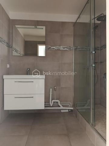 ISSY-LES-MOULINEAUX – QUARTIER VAL DE SEINE

Idéalement situé dans un environnement recherché et agréable, venez découvrir ce beau F3 de 68 m²
offrant confort, luminosité et qualité de vie.

Vous serez séduit par son agréable séjour avec un agencement sans perte d'espace de 23,46m2, ouvrant sur une large loggia de 6m70 par des portes fenêtre double en vitrage exposé Sud.
La cuisine est séparée, entièrement aménagée et équipée avec de nombreux rangements, bénéficie également  d'une vue dégagée sur la loggia, apportant praticité et convivialité au quotidien.

Le coin nuit dispose de deux chambres, d’une salle d’eau moderne avec douche à l'italienne (ancienne salle de bain transformée avec goût)  ainsi que d’un WC indépendant.

En complément :
• Une place de parking en sous-sol sécurisé avec possibilité de mettre en place un chargeur pour voiture électrique.
• Une cave
• Accès sécurisé par Vigik, interphone et visiophone

Informations complémentaires :
• Chauffage individuel électrique et eau électrique
• Faibles charges : 480 € / trimestre
• Taxe foncière: 1080 euros

Emplacement privilégié :
• Bus 126 au pied de la résidence – arrêt Robert Schuman
• Face au parc Suzanne Lenglen avec équipements sportifs, tennis et piste d’athlétisme
• Centre-ville et mairie accessibles à pied en  moins de  10 minutes
• Nombreux commerces et restaurants à proximité

Un bien idéal pour une famille, un couple ou un investissement de qualité aux portes de Paris.
Contactez-moi pour planifier une visite Mme YOUNSI Jihane au 06.23.16.58.94.