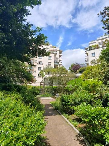 ISSY-LES-MOULINEAUX – QUARTIER VAL DE SEINE

Idéalement situé dans un environnement recherché et agréable, venez découvrir ce beau F3 de 68 m²
offrant confort, luminosité et qualité de vie.

Vous serez séduit par son agréable séjour avec un agencement sans perte d'espace de 23,46m2, ouvrant sur une large loggia de 6m70 par des portes fenêtre double en vitrage exposé Sud.
La cuisine est séparée, entièrement aménagée et équipée avec de nombreux rangements, bénéficie également  d'une vue dégagée sur la loggia, apportant praticité et convivialité au quotidien.

Le coin nuit dispose de deux chambres, d’une salle d’eau moderne avec douche à l'italienne (ancienne salle de bain transformée avec goût)  ainsi que d’un WC indépendant.

En complément :
• Une place de parking en sous-sol sécurisé avec possibilité de mettre en place un chargeur pour voiture électrique.
• Une cave
• Accès sécurisé par Vigik, interphone et visiophone

Informations complémentaires :
• Chauffage individuel électrique et eau électrique
• Faibles charges : 480 € / trimestre
• Taxe foncière: 1080 euros

Emplacement privilégié :
• Bus 126 au pied de la résidence – arrêt Robert Schuman
• Face au parc Suzanne Lenglen avec équipements sportifs, tennis et piste d’athlétisme
• Centre-ville et mairie accessibles à pied en  moins de  10 minutes
• Nombreux commerces et restaurants à proximité

Un bien idéal pour une famille, un couple ou un investissement de qualité aux portes de Paris.
Contactez-moi pour planifier une visite Mme YOUNSI Jihane au 06.23.16.58.94.