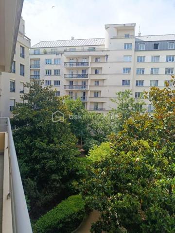 ISSY-LES-MOULINEAUX – QUARTIER VAL DE SEINE

Idéalement situé dans un environnement recherché et agréable, venez découvrir ce beau F3 de 68 m²
offrant confort, luminosité et qualité de vie.

Vous serez séduit par son agréable séjour avec un agencement sans perte d'espace de 23,46m2, ouvrant sur une large loggia de 6m70 par des portes fenêtre double en vitrage exposé Sud.
La cuisine est séparée, entièrement aménagée et équipée avec de nombreux rangements, bénéficie également  d'une vue dégagée sur la loggia, apportant praticité et convivialité au quotidien.

Le coin nuit dispose de deux chambres, d’une salle d’eau moderne avec douche à l'italienne (ancienne salle de bain transformée avec goût)  ainsi que d’un WC indépendant.

En complément :
• Une place de parking en sous-sol sécurisé avec possibilité de mettre en place un chargeur pour voiture électrique.
• Une cave
• Accès sécurisé par Vigik, interphone et visiophone

Informations complémentaires :
• Chauffage individuel électrique et eau électrique
• Faibles charges : 480 € / trimestre
• Taxe foncière: 1080 euros

Emplacement privilégié :
• Bus 126 au pied de la résidence – arrêt Robert Schuman
• Face au parc Suzanne Lenglen avec équipements sportifs, tennis et piste d’athlétisme
• Centre-ville et mairie accessibles à pied en  moins de  10 minutes
• Nombreux commerces et restaurants à proximité

Un bien idéal pour une famille, un couple ou un investissement de qualité aux portes de Paris.
Contactez-moi pour planifier une visite Mme YOUNSI Jihane au 06.23.16.58.94.