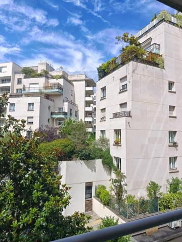 ISSY-LES-MOULINEAUX – QUARTIER VAL DE SEINE

Idéalement situé dans un environnement recherché et agréable, venez découvrir ce beau F3 de 68 m²
offrant confort, luminosité et qualité de vie.

Vous serez séduit par son agréable séjour avec un agencement sans perte d'espace de 23,46m2, ouvrant sur une large loggia de 6m70 par des portes fenêtre double en vitrage exposé Sud.
La cuisine est séparée, entièrement aménagée et équipée avec de nombreux rangements, bénéficie également  d'une vue dégagée sur la loggia, apportant praticité et convivialité au quotidien.

Le coin nuit dispose de deux chambres, d’une salle d’eau moderne avec douche à l'italienne (ancienne salle de bain transformée avec goût)  ainsi que d’un WC indépendant.

En complément :
• Une place de parking en sous-sol sécurisé avec possibilité de mettre en place un chargeur pour voiture électrique.
• Une cave
• Accès sécurisé par Vigik, interphone et visiophone

Informations complémentaires :
• Chauffage individuel électrique et eau électrique
• Faibles charges : 480 € / trimestre
• Taxe foncière: 1080 euros

Emplacement privilégié :
• Bus 126 au pied de la résidence – arrêt Robert Schuman
• Face au parc Suzanne Lenglen avec équipements sportifs, tennis et piste d’athlétisme
• Centre-ville et mairie accessibles à pied en  moins de  10 minutes
• Nombreux commerces et restaurants à proximité

Un bien idéal pour une famille, un couple ou un investissement de qualité aux portes de Paris.
Contactez-moi pour planifier une visite Mme YOUNSI Jihane au 06.23.16.58.94.