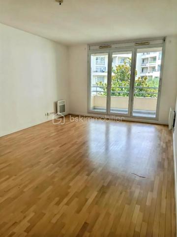 ISSY-LES-MOULINEAUX – QUARTIER VAL DE SEINE

Idéalement situé dans un environnement recherché et agréable, venez découvrir ce beau F3 de 68 m²
offrant confort, luminosité et qualité de vie.

Vous serez séduit par son agréable séjour avec un agencement sans perte d'espace de 23,46m2, ouvrant sur une large loggia de 6m70 par des portes fenêtre double en vitrage exposé Sud.
La cuisine est séparée, entièrement aménagée et équipée avec de nombreux rangements, bénéficie également  d'une vue dégagée sur la loggia, apportant praticité et convivialité au quotidien.

Le coin nuit dispose de deux chambres, d’une salle d’eau moderne avec douche à l'italienne (ancienne salle de bain transformée avec goût)  ainsi que d’un WC indépendant.

En complément :
• Une place de parking en sous-sol sécurisé avec possibilité de mettre en place un chargeur pour voiture électrique.
• Une cave
• Accès sécurisé par Vigik, interphone et visiophone

Informations complémentaires :
• Chauffage individuel électrique et eau électrique
• Faibles charges : 480 € / trimestre
• Taxe foncière: 1080 euros

Emplacement privilégié :
• Bus 126 au pied de la résidence – arrêt Robert Schuman
• Face au parc Suzanne Lenglen avec équipements sportifs, tennis et piste d’athlétisme
• Centre-ville et mairie accessibles à pied en  moins de  10 minutes
• Nombreux commerces et restaurants à proximité

Un bien idéal pour une famille, un couple ou un investissement de qualité aux portes de Paris.
Contactez-moi pour planifier une visite Mme YOUNSI Jihane au 06.23.16.58.94.