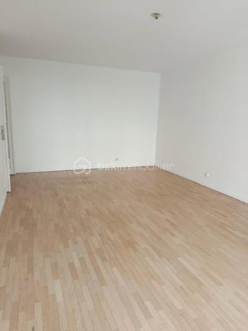 ISSY-LES-MOULINEAUX – QUARTIER VAL DE SEINE

Idéalement situé dans un environnement recherché et agréable, venez découvrir ce beau F3 de 68 m²
offrant confort, luminosité et qualité de vie.

Vous serez séduit par son agréable séjour avec un agencement sans perte d'espace de 23,46m2, ouvrant sur une large loggia de 6m70 par des portes fenêtre double en vitrage exposé Sud.
La cuisine est séparée, entièrement aménagée et équipée avec de nombreux rangements, bénéficie également  d'une vue dégagée sur la loggia, apportant praticité et convivialité au quotidien.

Le coin nuit dispose de deux chambres, d’une salle d’eau moderne avec douche à l'italienne (ancienne salle de bain transformée avec goût)  ainsi que d’un WC indépendant.

En complément :
• Une place de parking en sous-sol sécurisé avec possibilité de mettre en place un chargeur pour voiture électrique.
• Une cave
• Accès sécurisé par Vigik, interphone et visiophone

Informations complémentaires :
• Chauffage individuel électrique et eau électrique
• Faibles charges : 480 € / trimestre
• Taxe foncière: 1080 euros

Emplacement privilégié :
• Bus 126 au pied de la résidence – arrêt Robert Schuman
• Face au parc Suzanne Lenglen avec équipements sportifs, tennis et piste d’athlétisme
• Centre-ville et mairie accessibles à pied en  moins de  10 minutes
• Nombreux commerces et restaurants à proximité

Un bien idéal pour une famille, un couple ou un investissement de qualité aux portes de Paris.
Contactez-moi pour planifier une visite Mme YOUNSI Jihane au 06.23.16.58.94.
