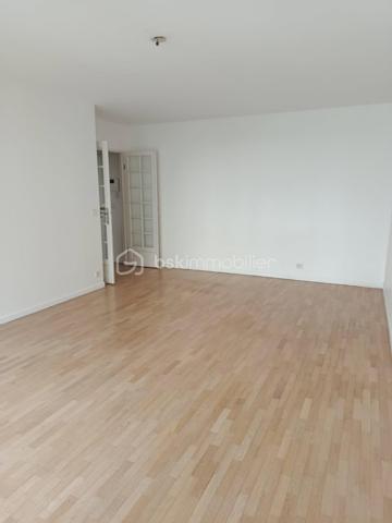 ISSY-LES-MOULINEAUX – QUARTIER VAL DE SEINE

Idéalement situé dans un environnement recherché et agréable, venez découvrir ce beau F3 de 68 m²
offrant confort, luminosité et qualité de vie.

Vous serez séduit par son agréable séjour avec un agencement sans perte d'espace de 23,46m2, ouvrant sur une large loggia de 6m70 par des portes fenêtre double en vitrage exposé Sud.
La cuisine est séparée, entièrement aménagée et équipée avec de nombreux rangements, bénéficie également  d'une vue dégagée sur la loggia, apportant praticité et convivialité au quotidien.

Le coin nuit dispose de deux chambres, d’une salle d’eau moderne avec douche à l'italienne (ancienne salle de bain transformée avec goût)  ainsi que d’un WC indépendant.

En complément :
• Une place de parking en sous-sol sécurisé avec possibilité de mettre en place un chargeur pour voiture électrique.
• Une cave
• Accès sécurisé par Vigik, interphone et visiophone

Informations complémentaires :
• Chauffage individuel électrique et eau électrique
• Faibles charges : 480 € / trimestre
• Taxe foncière: 1080 euros

Emplacement privilégié :
• Bus 126 au pied de la résidence – arrêt Robert Schuman
• Face au parc Suzanne Lenglen avec équipements sportifs, tennis et piste d’athlétisme
• Centre-ville et mairie accessibles à pied en  moins de  10 minutes
• Nombreux commerces et restaurants à proximité

Un bien idéal pour une famille, un couple ou un investissement de qualité aux portes de Paris.
Contactez-moi pour planifier une visite Mme YOUNSI Jihane au 06.23.16.58.94.