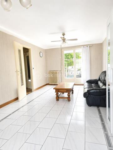 Venez découvrir cette agréable maison de 83 m², idéale pour une famille ou un projet avec espace indépendant, située dans un secteur pratique et recherché de Champigny-sur-Marne.

La maison offre un sous-sol complet comprenant un garage et une buanderie.

Au premier niveau, vous trouverez une cuisine fonctionnelle, un salon lumineux ainsi qu'un WC indépendant.

À l'étage, l'espace nuit se compose de 3 chambres et d'une salle d'eau.

À l'extérieur, profitez d'un jardin d'environ 200 m², parfait pour les repas en famille, les enfants ou les moments de détente.

Un véritable atout : une dépendance indépendante avec sa propre cuisine, une chambre, une salle d'eau avec WC et un accès direct au jardin. Idéale pour recevoir des proches, un adolescent, exercer une profession libérale ou envisager un revenu locatif.

Les + du bien

- Sous-sol complet
- Garage
- Buanderie
- Jardin de 200 m²
- Dépendance indépendante
- Maison fonctionnelle et lumineuse

Côté transports et commodités

Vous bénéficierez d'un emplacement privilégié avec les arrêts de bus accessibles à quelques minutes, permettant de rejoindre facilement les différents quartiers de Champigny-sur-Marne ainsi que les communes voisines. La gare RER est rapidement accessible, facilitant les déplacements vers Paris et sa région. Vous profiterez également de la proximité des écoles, des commerces, des services du centre-ville et de toutes les commodités du quotidien.

Une maison offrant de nombreuses possibilités dans un environnement agréable.
La vente sera sur une Vente longue .
N'attendez plus pour venir la découvrir, contactez-moi pour organiser une visite !