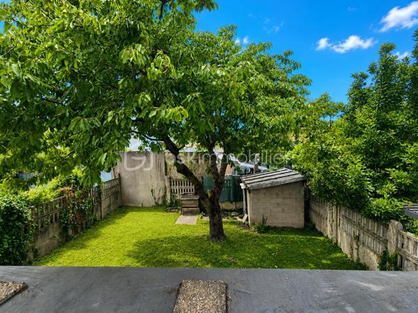 Venez découvrir cette agréable maison de 83 m², idéale pour une famille ou un projet avec espace indépendant, située dans un secteur pratique et recherché de Champigny-sur-Marne.

La maison offre un sous-sol complet comprenant un garage et une buanderie.

Au premier niveau, vous trouverez une cuisine fonctionnelle, un salon lumineux ainsi qu'un WC indépendant.

À l'étage, l'espace nuit se compose de 3 chambres et d'une salle d'eau.

À l'extérieur, profitez d'un jardin d'environ 200 m², parfait pour les repas en famille, les enfants ou les moments de détente.

Un véritable atout : une dépendance indépendante avec sa propre cuisine, une chambre, une salle d'eau avec WC et un accès direct au jardin. Idéale pour recevoir des proches, un adolescent, exercer une profession libérale ou envisager un revenu locatif.

Les + du bien

- Sous-sol complet
- Garage
- Buanderie
- Jardin de 200 m²
- Dépendance indépendante
- Maison fonctionnelle et lumineuse

Côté transports et commodités

Vous bénéficierez d'un emplacement privilégié avec les arrêts de bus accessibles à quelques minutes, permettant de rejoindre facilement les différents quartiers de Champigny-sur-Marne ainsi que les communes voisines. La gare RER est rapidement accessible, facilitant les déplacements vers Paris et sa région. Vous profiterez également de la proximité des écoles, des commerces, des services du centre-ville et de toutes les commodités du quotidien.

Une maison offrant de nombreuses possibilités dans un environnement agréable.
La vente sera sur une Vente longue .
N'attendez plus pour venir la découvrir, contactez-moi pour organiser une visite !