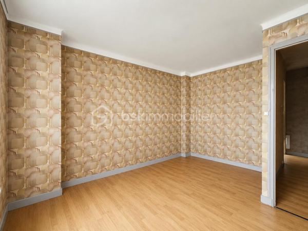 Venez découvrir cette agréable maison de 83 m², idéale pour une famille ou un projet avec espace indépendant, située dans un secteur pratique et recherché de Champigny-sur-Marne.

La maison offre un sous-sol complet comprenant un garage et une buanderie.

Au premier niveau, vous trouverez une cuisine fonctionnelle, un salon lumineux ainsi qu'un WC indépendant.

À l'étage, l'espace nuit se compose de 3 chambres et d'une salle d'eau.

À l'extérieur, profitez d'un jardin d'environ 200 m², parfait pour les repas en famille, les enfants ou les moments de détente.

Un véritable atout : une dépendance indépendante avec sa propre cuisine, une chambre, une salle d'eau avec WC et un accès direct au jardin. Idéale pour recevoir des proches, un adolescent, exercer une profession libérale ou envisager un revenu locatif.

Les + du bien

- Sous-sol complet
- Garage
- Buanderie
- Jardin de 200 m²
- Dépendance indépendante
- Maison fonctionnelle et lumineuse

Côté transports et commodités

Vous bénéficierez d'un emplacement privilégié avec les arrêts de bus accessibles à quelques minutes, permettant de rejoindre facilement les différents quartiers de Champigny-sur-Marne ainsi que les communes voisines. La gare RER est rapidement accessible, facilitant les déplacements vers Paris et sa région. Vous profiterez également de la proximité des écoles, des commerces, des services du centre-ville et de toutes les commodités du quotidien.

Une maison offrant de nombreuses possibilités dans un environnement agréable.
La vente sera sur une Vente longue .
N'attendez plus pour venir la découvrir, contactez-moi pour organiser une visite !
