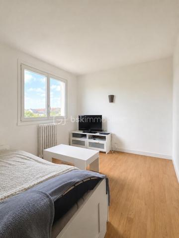 Venez découvrir cette agréable maison de 83 m², idéale pour une famille ou un projet avec espace indépendant, située dans un secteur pratique et recherché de Champigny-sur-Marne.

La maison offre un sous-sol complet comprenant un garage et une buanderie.

Au premier niveau, vous trouverez une cuisine fonctionnelle, un salon lumineux ainsi qu'un WC indépendant.

À l'étage, l'espace nuit se compose de 3 chambres et d'une salle d'eau.

À l'extérieur, profitez d'un jardin d'environ 200 m², parfait pour les repas en famille, les enfants ou les moments de détente.

Un véritable atout : une dépendance indépendante avec sa propre cuisine, une chambre, une salle d'eau avec WC et un accès direct au jardin. Idéale pour recevoir des proches, un adolescent, exercer une profession libérale ou envisager un revenu locatif.

Les + du bien

- Sous-sol complet
- Garage
- Buanderie
- Jardin de 200 m²
- Dépendance indépendante
- Maison fonctionnelle et lumineuse

Côté transports et commodités

Vous bénéficierez d'un emplacement privilégié avec les arrêts de bus accessibles à quelques minutes, permettant de rejoindre facilement les différents quartiers de Champigny-sur-Marne ainsi que les communes voisines. La gare RER est rapidement accessible, facilitant les déplacements vers Paris et sa région. Vous profiterez également de la proximité des écoles, des commerces, des services du centre-ville et de toutes les commodités du quotidien.

Une maison offrant de nombreuses possibilités dans un environnement agréable.
La vente sera sur une Vente longue .
N'attendez plus pour venir la découvrir, contactez-moi pour organiser une visite !