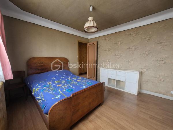 Venez découvrir cette agréable maison de 83 m², idéale pour une famille ou un projet avec espace indépendant, située dans un secteur pratique et recherché de Champigny-sur-Marne.

La maison offre un sous-sol complet comprenant un garage et une buanderie.

Au premier niveau, vous trouverez une cuisine fonctionnelle, un salon lumineux ainsi qu'un WC indépendant.

À l'étage, l'espace nuit se compose de 3 chambres et d'une salle d'eau.

À l'extérieur, profitez d'un jardin d'environ 200 m², parfait pour les repas en famille, les enfants ou les moments de détente.

Un véritable atout : une dépendance indépendante avec sa propre cuisine, une chambre, une salle d'eau avec WC et un accès direct au jardin. Idéale pour recevoir des proches, un adolescent, exercer une profession libérale ou envisager un revenu locatif.

Les + du bien

- Sous-sol complet
- Garage
- Buanderie
- Jardin de 200 m²
- Dépendance indépendante
- Maison fonctionnelle et lumineuse

Côté transports et commodités

Vous bénéficierez d'un emplacement privilégié avec les arrêts de bus accessibles à quelques minutes, permettant de rejoindre facilement les différents quartiers de Champigny-sur-Marne ainsi que les communes voisines. La gare RER est rapidement accessible, facilitant les déplacements vers Paris et sa région. Vous profiterez également de la proximité des écoles, des commerces, des services du centre-ville et de toutes les commodités du quotidien.

Une maison offrant de nombreuses possibilités dans un environnement agréable.
La vente sera sur une Vente longue .
N'attendez plus pour venir la découvrir, contactez-moi pour organiser une visite !