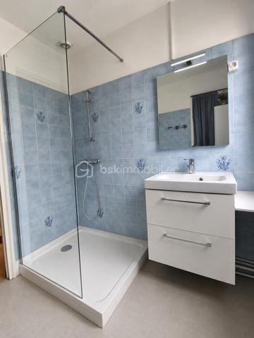 Venez découvrir cette agréable maison de 83 m², idéale pour une famille ou un projet avec espace indépendant, située dans un secteur pratique et recherché de Champigny-sur-Marne.

La maison offre un sous-sol complet comprenant un garage et une buanderie.

Au premier niveau, vous trouverez une cuisine fonctionnelle, un salon lumineux ainsi qu'un WC indépendant.

À l'étage, l'espace nuit se compose de 3 chambres et d'une salle d'eau.

À l'extérieur, profitez d'un jardin d'environ 200 m², parfait pour les repas en famille, les enfants ou les moments de détente.

Un véritable atout : une dépendance indépendante avec sa propre cuisine, une chambre, une salle d'eau avec WC et un accès direct au jardin. Idéale pour recevoir des proches, un adolescent, exercer une profession libérale ou envisager un revenu locatif.

Les + du bien

- Sous-sol complet
- Garage
- Buanderie
- Jardin de 200 m²
- Dépendance indépendante
- Maison fonctionnelle et lumineuse

Côté transports et commodités

Vous bénéficierez d'un emplacement privilégié avec les arrêts de bus accessibles à quelques minutes, permettant de rejoindre facilement les différents quartiers de Champigny-sur-Marne ainsi que les communes voisines. La gare RER est rapidement accessible, facilitant les déplacements vers Paris et sa région. Vous profiterez également de la proximité des écoles, des commerces, des services du centre-ville et de toutes les commodités du quotidien.

Une maison offrant de nombreuses possibilités dans un environnement agréable.
La vente sera sur une Vente longue .
N'attendez plus pour venir la découvrir, contactez-moi pour organiser une visite !