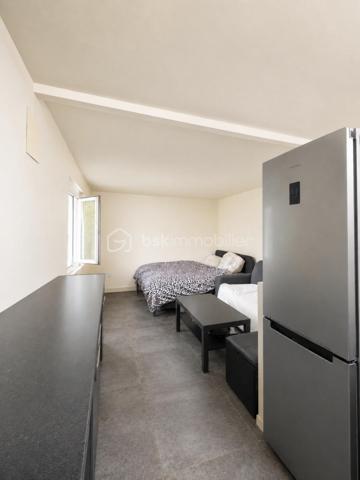 Venez découvrir cette agréable maison de 83 m², idéale pour une famille ou un projet avec espace indépendant, située dans un secteur pratique et recherché de Champigny-sur-Marne.

La maison offre un sous-sol complet comprenant un garage et une buanderie.

Au premier niveau, vous trouverez une cuisine fonctionnelle, un salon lumineux ainsi qu'un WC indépendant.

À l'étage, l'espace nuit se compose de 3 chambres et d'une salle d'eau.

À l'extérieur, profitez d'un jardin d'environ 200 m², parfait pour les repas en famille, les enfants ou les moments de détente.

Un véritable atout : une dépendance indépendante avec sa propre cuisine, une chambre, une salle d'eau avec WC et un accès direct au jardin. Idéale pour recevoir des proches, un adolescent, exercer une profession libérale ou envisager un revenu locatif.

Les + du bien

- Sous-sol complet
- Garage
- Buanderie
- Jardin de 200 m²
- Dépendance indépendante
- Maison fonctionnelle et lumineuse

Côté transports et commodités

Vous bénéficierez d'un emplacement privilégié avec les arrêts de bus accessibles à quelques minutes, permettant de rejoindre facilement les différents quartiers de Champigny-sur-Marne ainsi que les communes voisines. La gare RER est rapidement accessible, facilitant les déplacements vers Paris et sa région. Vous profiterez également de la proximité des écoles, des commerces, des services du centre-ville et de toutes les commodités du quotidien.

Une maison offrant de nombreuses possibilités dans un environnement agréable.
La vente sera sur une Vente longue .
N'attendez plus pour venir la découvrir, contactez-moi pour organiser une visite !
