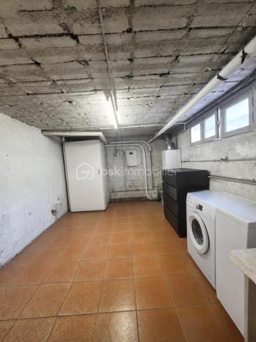 Venez découvrir cette agréable maison de 83 m², idéale pour une famille ou un projet avec espace indépendant, située dans un secteur pratique et recherché de Champigny-sur-Marne.

La maison offre un sous-sol complet comprenant un garage et une buanderie.

Au premier niveau, vous trouverez une cuisine fonctionnelle, un salon lumineux ainsi qu'un WC indépendant.

À l'étage, l'espace nuit se compose de 3 chambres et d'une salle d'eau.

À l'extérieur, profitez d'un jardin d'environ 200 m², parfait pour les repas en famille, les enfants ou les moments de détente.

Un véritable atout : une dépendance indépendante avec sa propre cuisine, une chambre, une salle d'eau avec WC et un accès direct au jardin. Idéale pour recevoir des proches, un adolescent, exercer une profession libérale ou envisager un revenu locatif.

Les + du bien

- Sous-sol complet
- Garage
- Buanderie
- Jardin de 200 m²
- Dépendance indépendante
- Maison fonctionnelle et lumineuse

Côté transports et commodités

Vous bénéficierez d'un emplacement privilégié avec les arrêts de bus accessibles à quelques minutes, permettant de rejoindre facilement les différents quartiers de Champigny-sur-Marne ainsi que les communes voisines. La gare RER est rapidement accessible, facilitant les déplacements vers Paris et sa région. Vous profiterez également de la proximité des écoles, des commerces, des services du centre-ville et de toutes les commodités du quotidien.

Une maison offrant de nombreuses possibilités dans un environnement agréable.
La vente sera sur une Vente longue .
N'attendez plus pour venir la découvrir, contactez-moi pour organiser une visite !