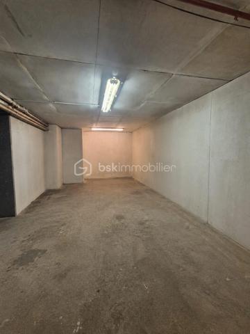 Venez découvrir cette agréable maison de 83 m², idéale pour une famille ou un projet avec espace indépendant, située dans un secteur pratique et recherché de Champigny-sur-Marne.

La maison offre un sous-sol complet comprenant un garage et une buanderie.

Au premier niveau, vous trouverez une cuisine fonctionnelle, un salon lumineux ainsi qu'un WC indépendant.

À l'étage, l'espace nuit se compose de 3 chambres et d'une salle d'eau.

À l'extérieur, profitez d'un jardin d'environ 200 m², parfait pour les repas en famille, les enfants ou les moments de détente.

Un véritable atout : une dépendance indépendante avec sa propre cuisine, une chambre, une salle d'eau avec WC et un accès direct au jardin. Idéale pour recevoir des proches, un adolescent, exercer une profession libérale ou envisager un revenu locatif.

Les + du bien

- Sous-sol complet
- Garage
- Buanderie
- Jardin de 200 m²
- Dépendance indépendante
- Maison fonctionnelle et lumineuse

Côté transports et commodités

Vous bénéficierez d'un emplacement privilégié avec les arrêts de bus accessibles à quelques minutes, permettant de rejoindre facilement les différents quartiers de Champigny-sur-Marne ainsi que les communes voisines. La gare RER est rapidement accessible, facilitant les déplacements vers Paris et sa région. Vous profiterez également de la proximité des écoles, des commerces, des services du centre-ville et de toutes les commodités du quotidien.

Une maison offrant de nombreuses possibilités dans un environnement agréable.
La vente sera sur une Vente longue .
N'attendez plus pour venir la découvrir, contactez-moi pour organiser une visite !