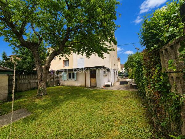 Venez découvrir cette agréable maison de 83 m², idéale pour une famille ou un projet avec espace indépendant, située dans un secteur pratique et recherché de Champigny-sur-Marne.

La maison offre un sous-sol complet comprenant un garage et une buanderie.

Au premier niveau, vous trouverez une cuisine fonctionnelle, un salon lumineux ainsi qu'un WC indépendant.

À l'étage, l'espace nuit se compose de 3 chambres et d'une salle d'eau.

À l'extérieur, profitez d'un jardin d'environ 200 m², parfait pour les repas en famille, les enfants ou les moments de détente.

Un véritable atout : une dépendance indépendante avec sa propre cuisine, une chambre, une salle d'eau avec WC et un accès direct au jardin. Idéale pour recevoir des proches, un adolescent, exercer une profession libérale ou envisager un revenu locatif.

Les + du bien

- Sous-sol complet
- Garage
- Buanderie
- Jardin de 200 m²
- Dépendance indépendante
- Maison fonctionnelle et lumineuse

Côté transports et commodités

Vous bénéficierez d'un emplacement privilégié avec les arrêts de bus accessibles à quelques minutes, permettant de rejoindre facilement les différents quartiers de Champigny-sur-Marne ainsi que les communes voisines. La gare RER est rapidement accessible, facilitant les déplacements vers Paris et sa région. Vous profiterez également de la proximité des écoles, des commerces, des services du centre-ville et de toutes les commodités du quotidien.

Une maison offrant de nombreuses possibilités dans un environnement agréable.
La vente sera sur une Vente longue .
N'attendez plus pour venir la découvrir, contactez-moi pour organiser une visite !