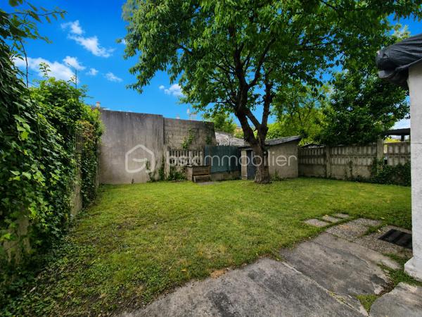 Venez découvrir cette agréable maison de 83 m², idéale pour une famille ou un projet avec espace indépendant, située dans un secteur pratique et recherché de Champigny-sur-Marne.

La maison offre un sous-sol complet comprenant un garage et une buanderie.

Au premier niveau, vous trouverez une cuisine fonctionnelle, un salon lumineux ainsi qu'un WC indépendant.

À l'étage, l'espace nuit se compose de 3 chambres et d'une salle d'eau.

À l'extérieur, profitez d'un jardin d'environ 200 m², parfait pour les repas en famille, les enfants ou les moments de détente.

Un véritable atout : une dépendance indépendante avec sa propre cuisine, une chambre, une salle d'eau avec WC et un accès direct au jardin. Idéale pour recevoir des proches, un adolescent, exercer une profession libérale ou envisager un revenu locatif.

Les + du bien

- Sous-sol complet
- Garage
- Buanderie
- Jardin de 200 m²
- Dépendance indépendante
- Maison fonctionnelle et lumineuse

Côté transports et commodités

Vous bénéficierez d'un emplacement privilégié avec les arrêts de bus accessibles à quelques minutes, permettant de rejoindre facilement les différents quartiers de Champigny-sur-Marne ainsi que les communes voisines. La gare RER est rapidement accessible, facilitant les déplacements vers Paris et sa région. Vous profiterez également de la proximité des écoles, des commerces, des services du centre-ville et de toutes les commodités du quotidien.

Une maison offrant de nombreuses possibilités dans un environnement agréable.
La vente sera sur une Vente longue .
N'attendez plus pour venir la découvrir, contactez-moi pour organiser une visite !