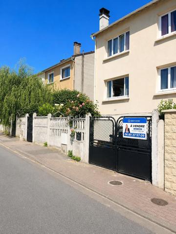 Venez découvrir cette agréable maison de 83 m², idéale pour une famille ou un projet avec espace indépendant, située dans un secteur pratique et recherché de Champigny-sur-Marne.

La maison offre un sous-sol complet comprenant un garage et une buanderie.

Au premier niveau, vous trouverez une cuisine fonctionnelle, un salon lumineux ainsi qu'un WC indépendant.

À l'étage, l'espace nuit se compose de 3 chambres et d'une salle d'eau.

À l'extérieur, profitez d'un jardin d'environ 200 m², parfait pour les repas en famille, les enfants ou les moments de détente.

Un véritable atout : une dépendance indépendante avec sa propre cuisine, une chambre, une salle d'eau avec WC et un accès direct au jardin. Idéale pour recevoir des proches, un adolescent, exercer une profession libérale ou envisager un revenu locatif.

Les + du bien

- Sous-sol complet
- Garage
- Buanderie
- Jardin de 200 m²
- Dépendance indépendante
- Maison fonctionnelle et lumineuse

Côté transports et commodités

Vous bénéficierez d'un emplacement privilégié avec les arrêts de bus accessibles à quelques minutes, permettant de rejoindre facilement les différents quartiers de Champigny-sur-Marne ainsi que les communes voisines. La gare RER est rapidement accessible, facilitant les déplacements vers Paris et sa région. Vous profiterez également de la proximité des écoles, des commerces, des services du centre-ville et de toutes les commodités du quotidien.

Une maison offrant de nombreuses possibilités dans un environnement agréable.
La vente sera sur une Vente longue .
N'attendez plus pour venir la découvrir, contactez-moi pour organiser une visite !
