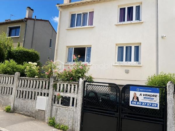 Venez découvrir cette agréable maison de 83 m², idéale pour une famille ou un projet avec espace indépendant, située dans un secteur pratique et recherché de Champigny-sur-Marne.

La maison offre un sous-sol complet comprenant un garage et une buanderie.

Au premier niveau, vous trouverez une cuisine fonctionnelle, un salon lumineux ainsi qu'un WC indépendant.

À l'étage, l'espace nuit se compose de 3 chambres et d'une salle d'eau.

À l'extérieur, profitez d'un jardin d'environ 200 m², parfait pour les repas en famille, les enfants ou les moments de détente.

Un véritable atout : une dépendance indépendante avec sa propre cuisine, une chambre, une salle d'eau avec WC et un accès direct au jardin. Idéale pour recevoir des proches, un adolescent, exercer une profession libérale ou envisager un revenu locatif.

Les + du bien

- Sous-sol complet
- Garage
- Buanderie
- Jardin de 200 m²
- Dépendance indépendante
- Maison fonctionnelle et lumineuse

Côté transports et commodités

Vous bénéficierez d'un emplacement privilégié avec les arrêts de bus accessibles à quelques minutes, permettant de rejoindre facilement les différents quartiers de Champigny-sur-Marne ainsi que les communes voisines. La gare RER est rapidement accessible, facilitant les déplacements vers Paris et sa région. Vous profiterez également de la proximité des écoles, des commerces, des services du centre-ville et de toutes les commodités du quotidien.

Une maison offrant de nombreuses possibilités dans un environnement agréable.
La vente sera sur une Vente longue .
N'attendez plus pour venir la découvrir, contactez-moi pour organiser une visite !