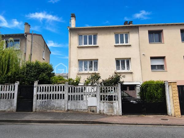 Venez découvrir cette agréable maison de 83 m², idéale pour une famille ou un projet avec espace indépendant, située dans un secteur pratique et recherché de Champigny-sur-Marne.

La maison offre un sous-sol complet comprenant un garage et une buanderie.

Au premier niveau, vous trouverez une cuisine fonctionnelle, un salon lumineux ainsi qu'un WC indépendant.

À l'étage, l'espace nuit se compose de 3 chambres et d'une salle d'eau.

À l'extérieur, profitez d'un jardin d'environ 200 m², parfait pour les repas en famille, les enfants ou les moments de détente.

Un véritable atout : une dépendance indépendante avec sa propre cuisine, une chambre, une salle d'eau avec WC et un accès direct au jardin. Idéale pour recevoir des proches, un adolescent, exercer une profession libérale ou envisager un revenu locatif.

Les + du bien

- Sous-sol complet
- Garage
- Buanderie
- Jardin de 200 m²
- Dépendance indépendante
- Maison fonctionnelle et lumineuse

Côté transports et commodités

Vous bénéficierez d'un emplacement privilégié avec les arrêts de bus accessibles à quelques minutes, permettant de rejoindre facilement les différents quartiers de Champigny-sur-Marne ainsi que les communes voisines. La gare RER est rapidement accessible, facilitant les déplacements vers Paris et sa région. Vous profiterez également de la proximité des écoles, des commerces, des services du centre-ville et de toutes les commodités du quotidien.

Une maison offrant de nombreuses possibilités dans un environnement agréable.
La vente sera sur une Vente longue .
N'attendez plus pour venir la découvrir, contactez-moi pour organiser une visite !