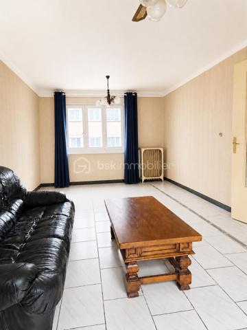 Venez découvrir cette agréable maison de 83 m², idéale pour une famille ou un projet avec espace indépendant, située dans un secteur pratique et recherché de Champigny-sur-Marne.

La maison offre un sous-sol complet comprenant un garage et une buanderie.

Au premier niveau, vous trouverez une cuisine fonctionnelle, un salon lumineux ainsi qu'un WC indépendant.

À l'étage, l'espace nuit se compose de 3 chambres et d'une salle d'eau.

À l'extérieur, profitez d'un jardin d'environ 200 m², parfait pour les repas en famille, les enfants ou les moments de détente.

Un véritable atout : une dépendance indépendante avec sa propre cuisine, une chambre, une salle d'eau avec WC et un accès direct au jardin. Idéale pour recevoir des proches, un adolescent, exercer une profession libérale ou envisager un revenu locatif.

Les + du bien

- Sous-sol complet
- Garage
- Buanderie
- Jardin de 200 m²
- Dépendance indépendante
- Maison fonctionnelle et lumineuse

Côté transports et commodités

Vous bénéficierez d'un emplacement privilégié avec les arrêts de bus accessibles à quelques minutes, permettant de rejoindre facilement les différents quartiers de Champigny-sur-Marne ainsi que les communes voisines. La gare RER est rapidement accessible, facilitant les déplacements vers Paris et sa région. Vous profiterez également de la proximité des écoles, des commerces, des services du centre-ville et de toutes les commodités du quotidien.

Une maison offrant de nombreuses possibilités dans un environnement agréable.
La vente sera sur une Vente longue .
N'attendez plus pour venir la découvrir, contactez-moi pour organiser une visite !