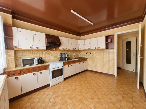 Venez découvrir cette agréable maison de 83 m², idéale pour une famille ou un projet avec espace indépendant, située dans un secteur pratique et recherché de Champigny-sur-Marne.

La maison offre un sous-sol complet comprenant un garage et une buanderie.

Au premier niveau, vous trouverez une cuisine fonctionnelle, un salon lumineux ainsi qu'un WC indépendant.

À l'étage, l'espace nuit se compose de 3 chambres et d'une salle d'eau.

À l'extérieur, profitez d'un jardin d'environ 200 m², parfait pour les repas en famille, les enfants ou les moments de détente.

Un véritable atout : une dépendance indépendante avec sa propre cuisine, une chambre, une salle d'eau avec WC et un accès direct au jardin. Idéale pour recevoir des proches, un adolescent, exercer une profession libérale ou envisager un revenu locatif.

Les + du bien

- Sous-sol complet
- Garage
- Buanderie
- Jardin de 200 m²
- Dépendance indépendante
- Maison fonctionnelle et lumineuse

Côté transports et commodités

Vous bénéficierez d'un emplacement privilégié avec les arrêts de bus accessibles à quelques minutes, permettant de rejoindre facilement les différents quartiers de Champigny-sur-Marne ainsi que les communes voisines. La gare RER est rapidement accessible, facilitant les déplacements vers Paris et sa région. Vous profiterez également de la proximité des écoles, des commerces, des services du centre-ville et de toutes les commodités du quotidien.

Une maison offrant de nombreuses possibilités dans un environnement agréable.
La vente sera sur une Vente longue .
N'attendez plus pour venir la découvrir, contactez-moi pour organiser une visite !