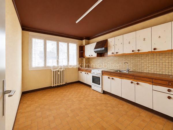 Venez découvrir cette agréable maison de 83 m², idéale pour une famille ou un projet avec espace indépendant, située dans un secteur pratique et recherché de Champigny-sur-Marne.

La maison offre un sous-sol complet comprenant un garage et une buanderie.

Au premier niveau, vous trouverez une cuisine fonctionnelle, un salon lumineux ainsi qu'un WC indépendant.

À l'étage, l'espace nuit se compose de 3 chambres et d'une salle d'eau.

À l'extérieur, profitez d'un jardin d'environ 200 m², parfait pour les repas en famille, les enfants ou les moments de détente.

Un véritable atout : une dépendance indépendante avec sa propre cuisine, une chambre, une salle d'eau avec WC et un accès direct au jardin. Idéale pour recevoir des proches, un adolescent, exercer une profession libérale ou envisager un revenu locatif.

Les + du bien

- Sous-sol complet
- Garage
- Buanderie
- Jardin de 200 m²
- Dépendance indépendante
- Maison fonctionnelle et lumineuse

Côté transports et commodités

Vous bénéficierez d'un emplacement privilégié avec les arrêts de bus accessibles à quelques minutes, permettant de rejoindre facilement les différents quartiers de Champigny-sur-Marne ainsi que les communes voisines. La gare RER est rapidement accessible, facilitant les déplacements vers Paris et sa région. Vous profiterez également de la proximité des écoles, des commerces, des services du centre-ville et de toutes les commodités du quotidien.

Une maison offrant de nombreuses possibilités dans un environnement agréable.
La vente sera sur une Vente longue .
N'attendez plus pour venir la découvrir, contactez-moi pour organiser une visite !
