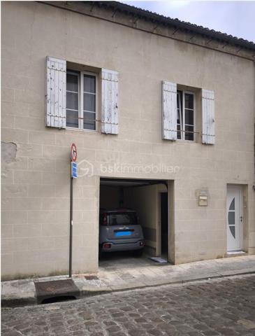 Maison de ville avec garage en plein cœur de Libourne

Idéalement située en centre-ville de Libourne, maison de ville offre un beau potentiel
Au rez-de-chaussée, vous découvrirez une entrée, une cuisine indépendante, une salle de bain avec WC ainsi qu'un garage privatif, un véritable atout en centre-ville
A l'étage, la maison se compose d'une pièce à vivre lumineuse, d'une chambre et d'une salle d'eau avec WC

Sa situation privilégiée permet de profiter de toutes les commodités à pied : commerces, écoles, transports, restaurants 
Que vous soyez à la recherche de votre résidente principale, d'un pied-à-terre où d'un investissement locatif, ce bien saura vous séduire par son emplacement recherché et sa praticité

A découvrir sans tarder
Pour plus d'informations ou organiser une visite, contactez-moi