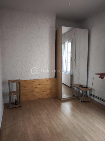 Maison de ville avec garage en plein cœur de Libourne

Idéalement située en centre-ville de Libourne, maison de ville offre un beau potentiel
Au rez-de-chaussée, vous découvrirez une entrée, une cuisine indépendante, une salle de bain avec WC ainsi qu'un garage privatif, un véritable atout en centre-ville
A l'étage, la maison se compose d'une pièce à vivre lumineuse, d'une chambre et d'une salle d'eau avec WC

Sa situation privilégiée permet de profiter de toutes les commodités à pied : commerces, écoles, transports, restaurants 
Que vous soyez à la recherche de votre résidente principale, d'un pied-à-terre où d'un investissement locatif, ce bien saura vous séduire par son emplacement recherché et sa praticité

A découvrir sans tarder
Pour plus d'informations ou organiser une visite, contactez-moi