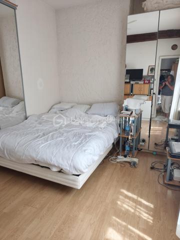Maison de ville avec garage en plein cœur de Libourne

Idéalement située en centre-ville de Libourne, maison de ville offre un beau potentiel
Au rez-de-chaussée, vous découvrirez une entrée, une cuisine indépendante, une salle de bain avec WC ainsi qu'un garage privatif, un véritable atout en centre-ville
A l'étage, la maison se compose d'une pièce à vivre lumineuse, d'une chambre et d'une salle d'eau avec WC

Sa situation privilégiée permet de profiter de toutes les commodités à pied : commerces, écoles, transports, restaurants 
Que vous soyez à la recherche de votre résidente principale, d'un pied-à-terre où d'un investissement locatif, ce bien saura vous séduire par son emplacement recherché et sa praticité

A découvrir sans tarder
Pour plus d'informations ou organiser une visite, contactez-moi