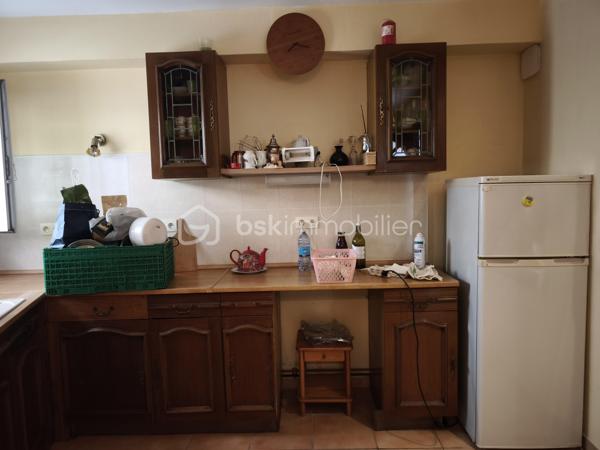 Maison de ville avec garage en plein cœur de Libourne

Idéalement située en centre-ville de Libourne, maison de ville offre un beau potentiel
Au rez-de-chaussée, vous découvrirez une entrée, une cuisine indépendante, une salle de bain avec WC ainsi qu'un garage privatif, un véritable atout en centre-ville
A l'étage, la maison se compose d'une pièce à vivre lumineuse, d'une chambre et d'une salle d'eau avec WC

Sa situation privilégiée permet de profiter de toutes les commodités à pied : commerces, écoles, transports, restaurants 
Que vous soyez à la recherche de votre résidente principale, d'un pied-à-terre où d'un investissement locatif, ce bien saura vous séduire par son emplacement recherché et sa praticité

A découvrir sans tarder
Pour plus d'informations ou organiser une visite, contactez-moi