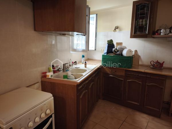 Maison de ville avec garage en plein cœur de Libourne

Idéalement située en centre-ville de Libourne, maison de ville offre un beau potentiel
Au rez-de-chaussée, vous découvrirez une entrée, une cuisine indépendante, une salle de bain avec WC ainsi qu'un garage privatif, un véritable atout en centre-ville
A l'étage, la maison se compose d'une pièce à vivre lumineuse, d'une chambre et d'une salle d'eau avec WC

Sa situation privilégiée permet de profiter de toutes les commodités à pied : commerces, écoles, transports, restaurants 
Que vous soyez à la recherche de votre résidente principale, d'un pied-à-terre où d'un investissement locatif, ce bien saura vous séduire par son emplacement recherché et sa praticité

A découvrir sans tarder
Pour plus d'informations ou organiser une visite, contactez-moi