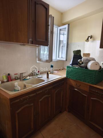 Maison de ville avec garage en plein cœur de Libourne

Idéalement située en centre-ville de Libourne, maison de ville offre un beau potentiel
Au rez-de-chaussée, vous découvrirez une entrée, une cuisine indépendante, une salle de bain avec WC ainsi qu'un garage privatif, un véritable atout en centre-ville
A l'étage, la maison se compose d'une pièce à vivre lumineuse, d'une chambre et d'une salle d'eau avec WC

Sa situation privilégiée permet de profiter de toutes les commodités à pied : commerces, écoles, transports, restaurants 
Que vous soyez à la recherche de votre résidente principale, d'un pied-à-terre où d'un investissement locatif, ce bien saura vous séduire par son emplacement recherché et sa praticité

A découvrir sans tarder
Pour plus d'informations ou organiser une visite, contactez-moi