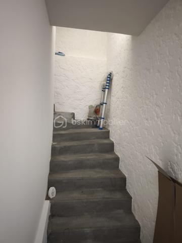 Maison de ville avec garage en plein cœur de Libourne

Idéalement située en centre-ville de Libourne, maison de ville offre un beau potentiel
Au rez-de-chaussée, vous découvrirez une entrée, une cuisine indépendante, une salle de bain avec WC ainsi qu'un garage privatif, un véritable atout en centre-ville
A l'étage, la maison se compose d'une pièce à vivre lumineuse, d'une chambre et d'une salle d'eau avec WC

Sa situation privilégiée permet de profiter de toutes les commodités à pied : commerces, écoles, transports, restaurants 
Que vous soyez à la recherche de votre résidente principale, d'un pied-à-terre où d'un investissement locatif, ce bien saura vous séduire par son emplacement recherché et sa praticité

A découvrir sans tarder
Pour plus d'informations ou organiser une visite, contactez-moi