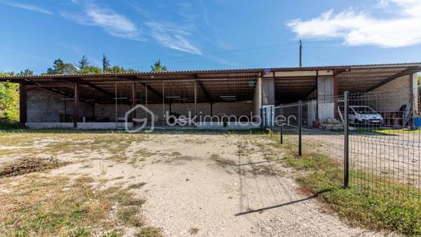 Local de stockage de 421,66 m²