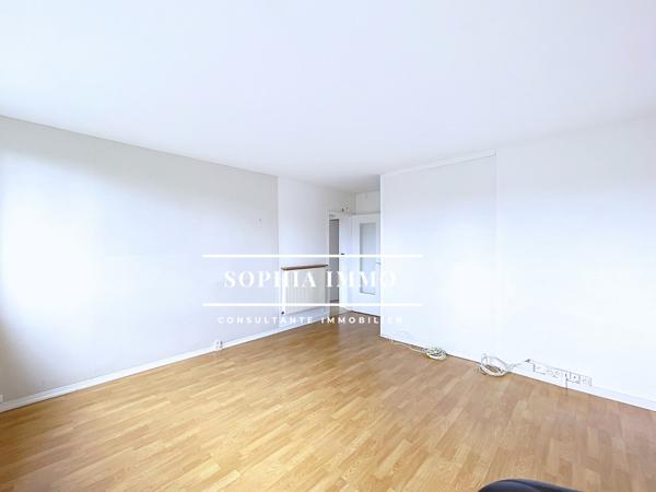 Appartement
         4 pièces
        - 70 m² 266 000 € *