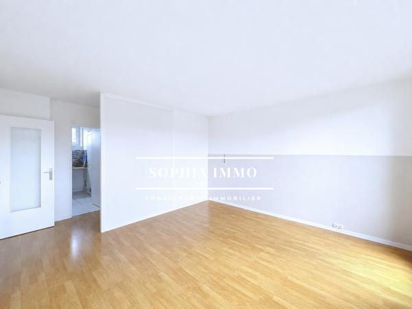 Appartement
         4 pièces
        - 70 m² 266 000 € *