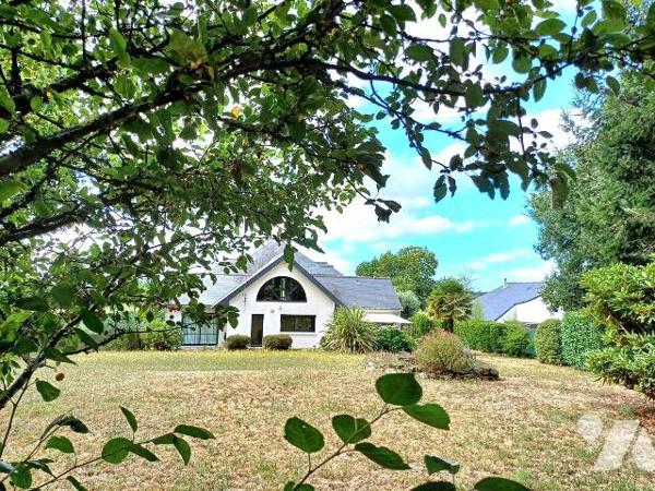 Située dans un environnement calme et recherché, cette superbe maison de 2004 offre des prestat...