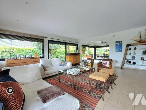 Située dans un environnement calme et recherché, cette superbe maison de 2004 offre des prestat...