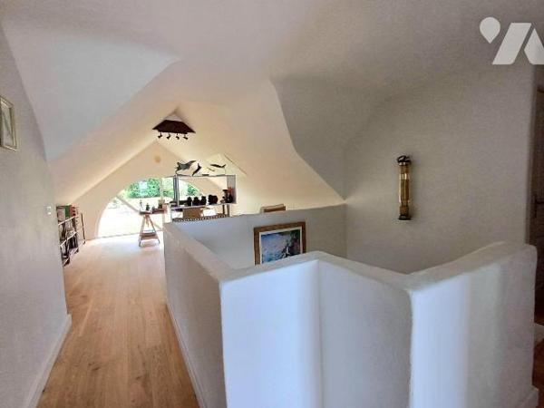 Située dans un environnement calme et recherché, cette superbe maison de 2004 offre des prestat...