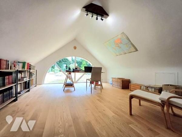 Située dans un environnement calme et recherché, cette superbe maison de 2004 offre des prestat...