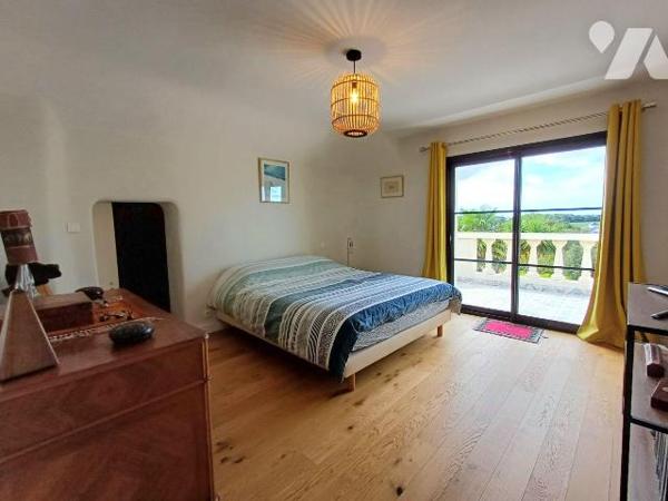 Située dans un environnement calme et recherché, cette superbe maison de 2004 offre des prestat...