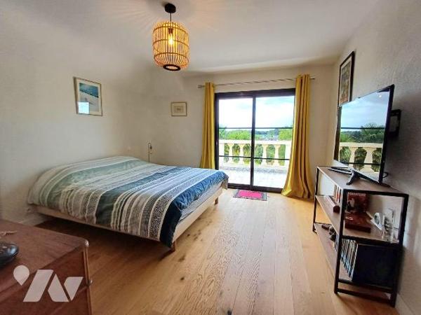 Située dans un environnement calme et recherché, cette superbe maison de 2004 offre des prestat...