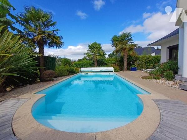 Située dans un environnement calme et recherché, cette superbe maison de 2004 offre des prestat...