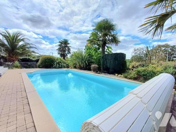 Située dans un environnement calme et recherché, cette superbe maison de 2004 offre des prestat...