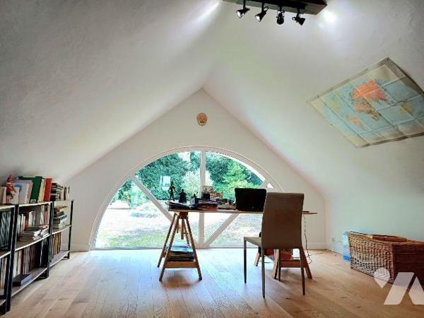 Située dans un environnement calme et recherché, cette superbe maison de 2004 offre des prestat...